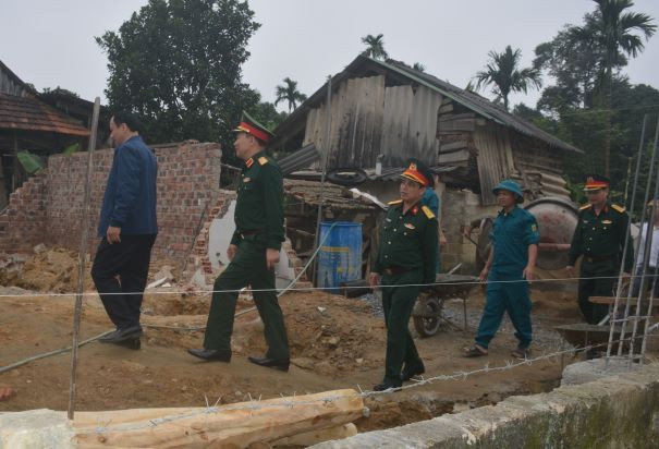Các đồng chí đại diện lãnh đạo Tổng cục Hậu cần đến động viên, khảo sát việc xây dựng nhà ở cho các hộ nghèo trên địa bàn huyện Hương Khê.