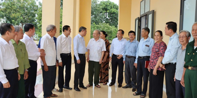 Đồng chí Lê Minh Hưng cùng các đồng chí lãnh đạo tỉnh Hà Tĩnh nói chuyện với cử tri xã Tùng Ảnh (Đức Thọ) bên lề buổi tiếp xúc.