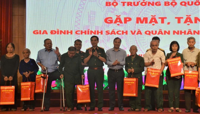 Đại tướng Phan Văn Giang và Bí thư Tỉnh ủy Hà Tĩnh tặng quà cho các gia đình chính sách.