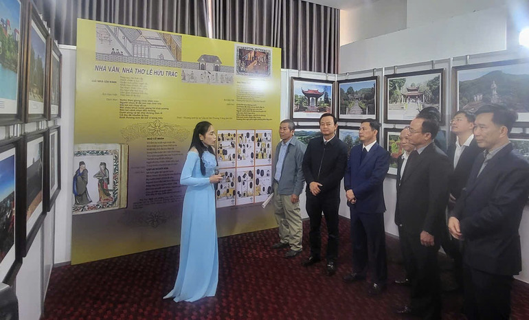 Đại biểu tham quan triển lãm.