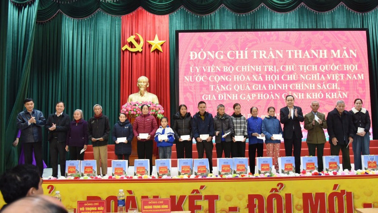 Đồng chí Chủ tịch Quốc hội Trần Thanh Mẫn và các thành viên đoàn công tác tặng quà cho các gia đình chính sách trên địa bàn.