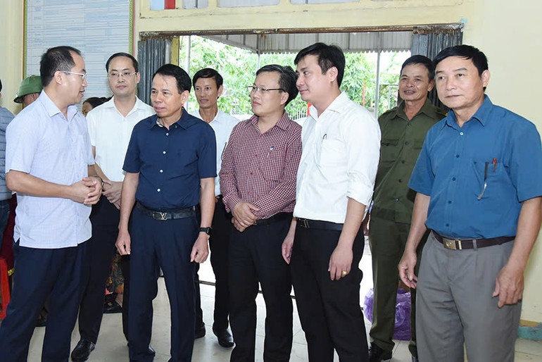 Đại diện lãnh đạo Sở Nội vụ Hà Tĩnh, huyện Lộc Hà tiến hành khảo sát, lấy ý kiến nhân dân về chủ trương sáp nhập đơn vị hành chính giai đoạn 2023-2025.