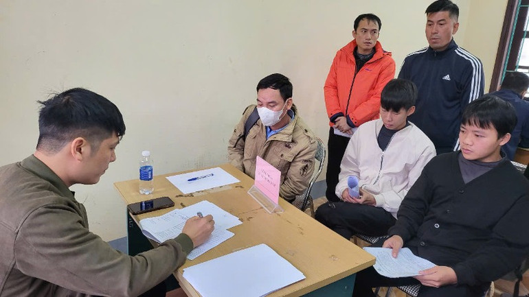 Đơn vị tuyển dụng phỏng vấn trực tiếp các lao động tại Sàn giao dịch việc làm Hà Tĩnh.