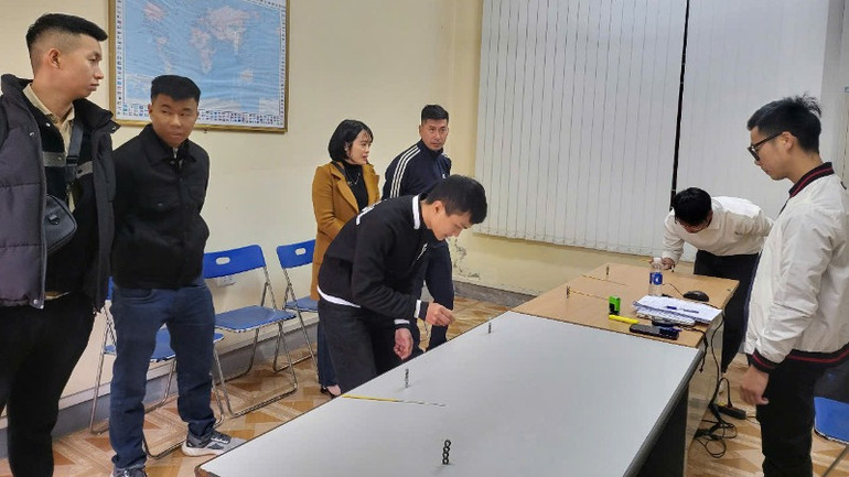 Kiểm tra tay nghề các ứng viên tuyển dụng tại Sàn giao dịch việc làm Hà Tĩnh.