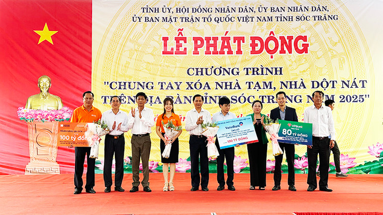 Lãnh đạo tỉnh Sóc Trăng biểu dương các nhà tài trợ.