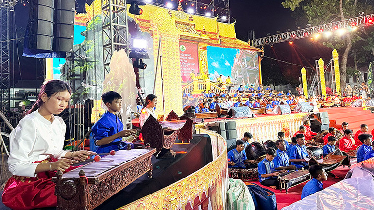 Một thiếu nữ nhạc công cùng hoà tấu với đại dàn nhạc