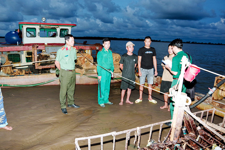 Lực lượng chức năng phát hiện một trường hợp khai thác trộm cát biển.