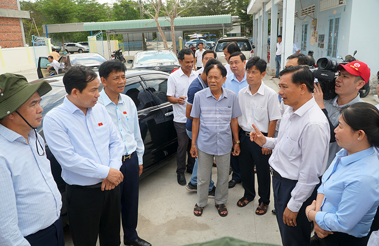 Đoàn đến giám sát Trạm Y tế xã Trường Khánh, huyện Long Phú.