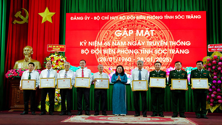 Phó Bí thư Thường trực Tỉnh ủy Sóc Trăng Hồ Thị Cẩm Đào tặng bằng khen cho các cá nhân.