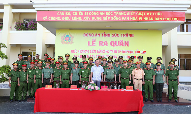 Các đại biểu tham dự Lễ ra quân
