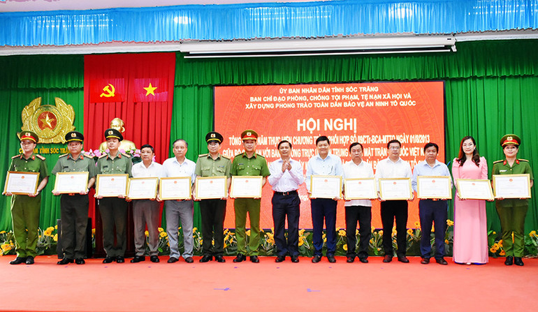 Trao Bằng khen cho các tập thể xuất sắc trong thực hiện phong trào toàn dân bảo vệ an ninh Tổ quốc.