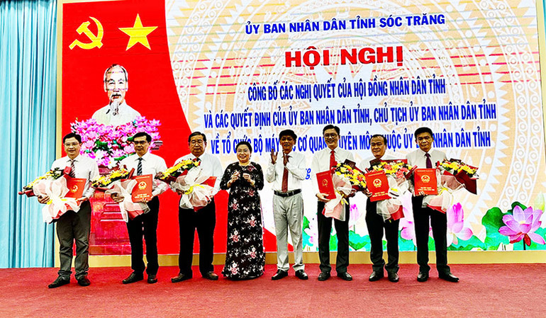 Bí thư Tỉnh ủy Sóc Trăng Lâm Văn Mẫn và Chủ tịch Hội đồng nhân dân tỉnh Sóc Trăng Hồ Thị Cẩm Đào trao quyết định cho các Giám đốc Sở mới.