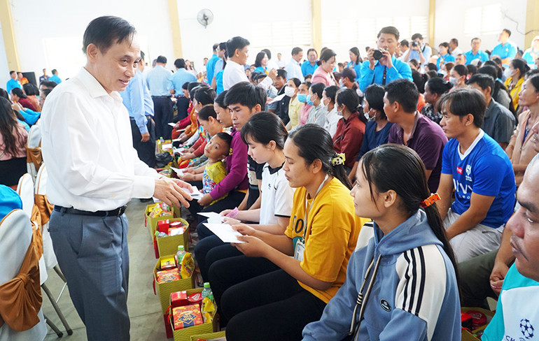 Đồng chí Lê Hoài Trung tặng quà Tết cho công nhân, người lao động nghèo, khó khăn.