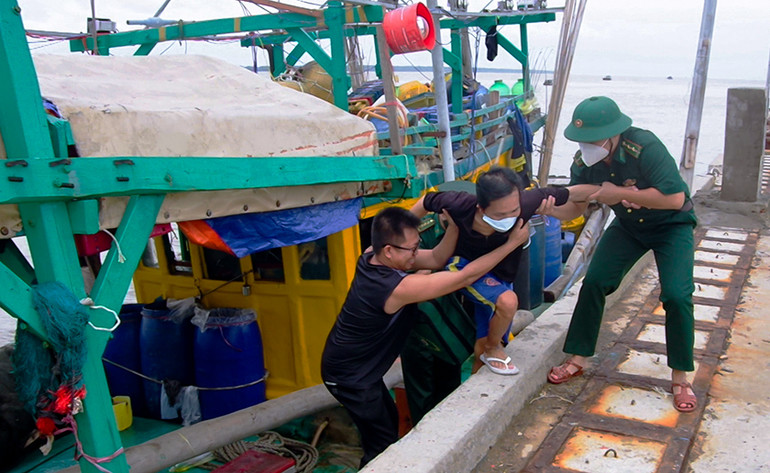 Tàu cá CM91051TS cập cảng đưa 5 ngư dân vào bờ an toàn.