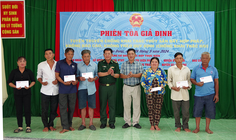 Tặng quà cho các ngư dân tham gia phiên tòa giả định.