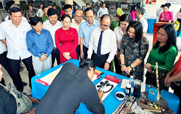 Biểu diễn thư pháp tại Thư viện tỉnh Sóc Trăng.