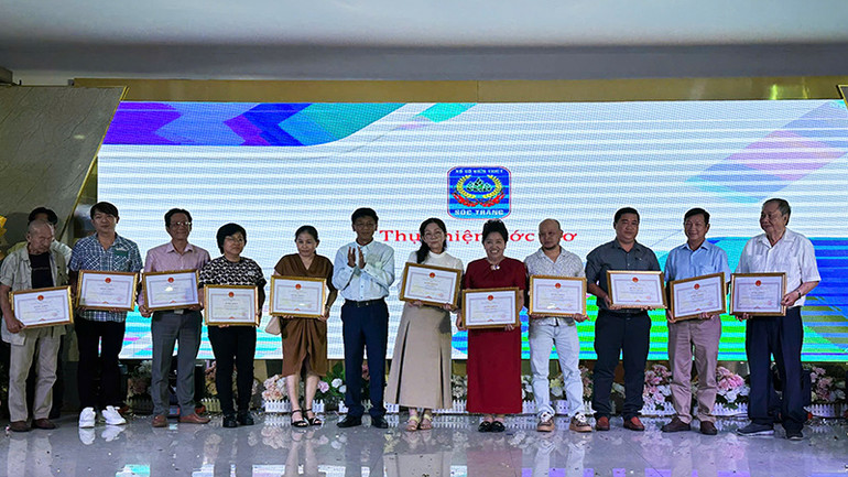 Bí thư Tỉnh ủy Sóc Trăng Lâm Văn Mẫn trao Bằng khen cho các đại lý.