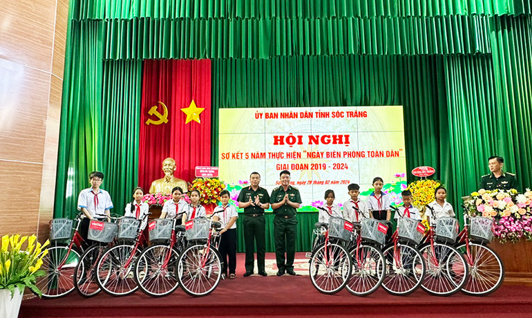 Tặng xe đạp cho các em học sinh nghèo khu vực biên giới biển Sóc Trăng.