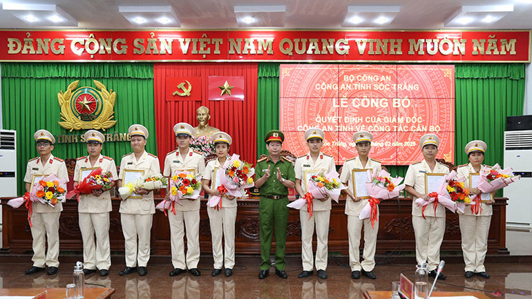 Đại tá Trần Văn Hòa, Phó Giám đốc Công an tỉnh Sóc Trăng, trao quyết định cho các đồng chí nhận nhiệm vụ mới.