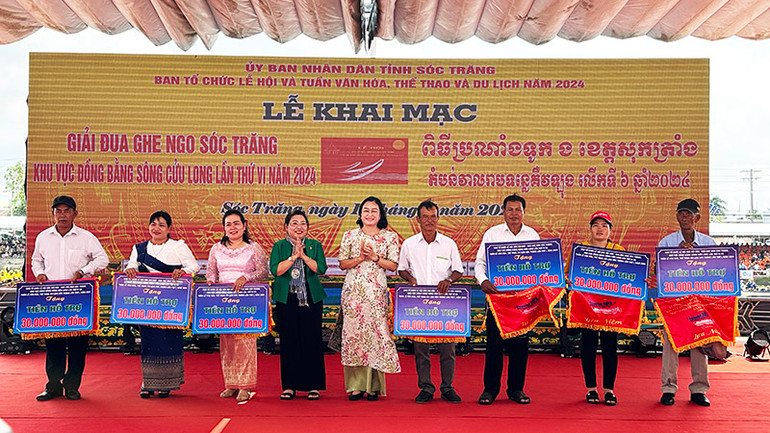 Trao kinh phí hỗ trợ cho các đội ghe Ngo nữ mới tham gia giải.