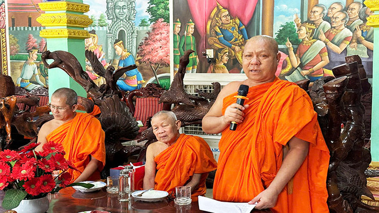 Thượng tọa Lý Đức, Phó Hội trưởng Hội Đoàn kết sư sãi yêu nước tỉnh Sóc Trăng cảm ơn đoàn công tác Trung ương.