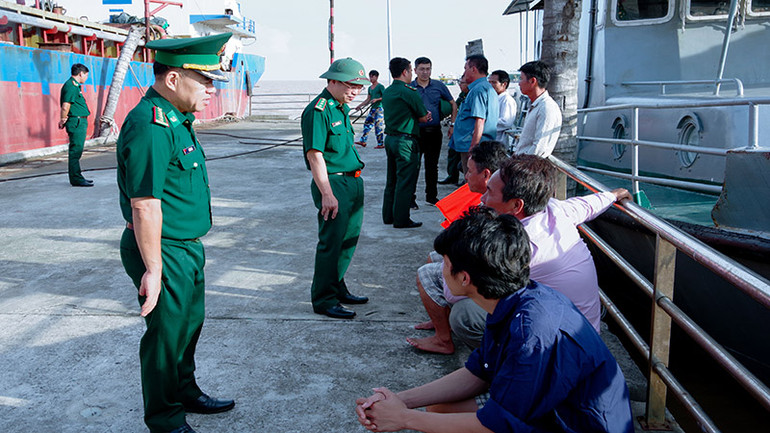 Lãnh đạo Bộ đội Biên phòng Sóc Trăng thăm hỏi động viên các thuyền viên gặp nạn