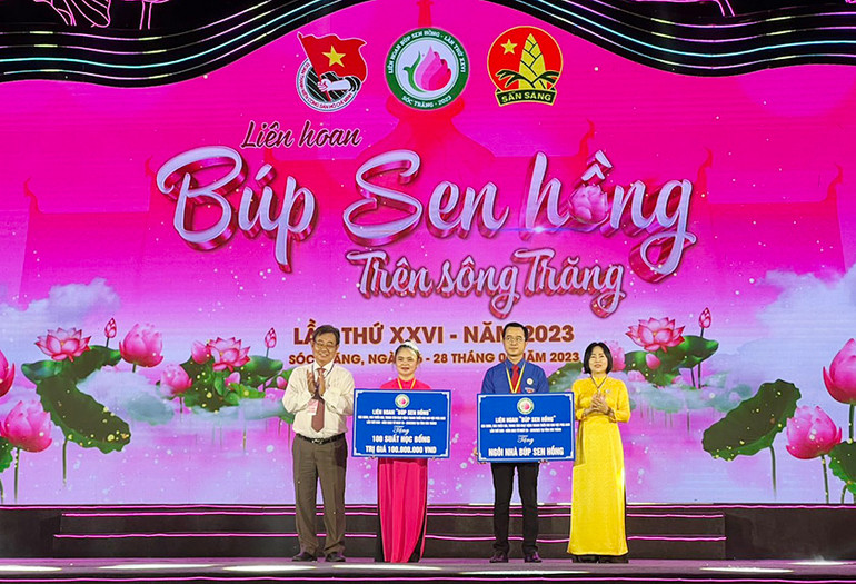 Trao tặng 100 suất học bổng cho thiếu nhi tại tỉnh Sóc Trăng.