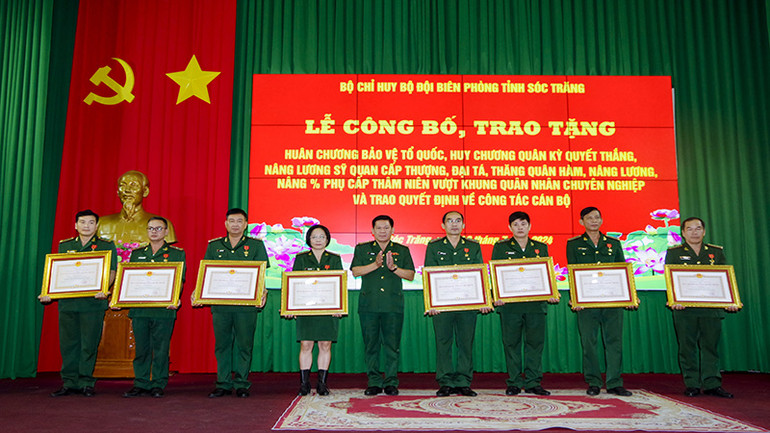 Đại tá Bùi Văn Bình, Phó Chỉ huy trưởng Bộ đội Biên phòng tỉnh Sóc Trăng trao Huy chương Quân kỳ Quyết thắng cho các cá nhân.