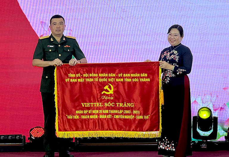 Tỉnh ủy-HĐND-UBND-Ủy ban MTTQ tỉnh Sóc Trăng tặng bức trướng cho Viettel Sóc Trăng.