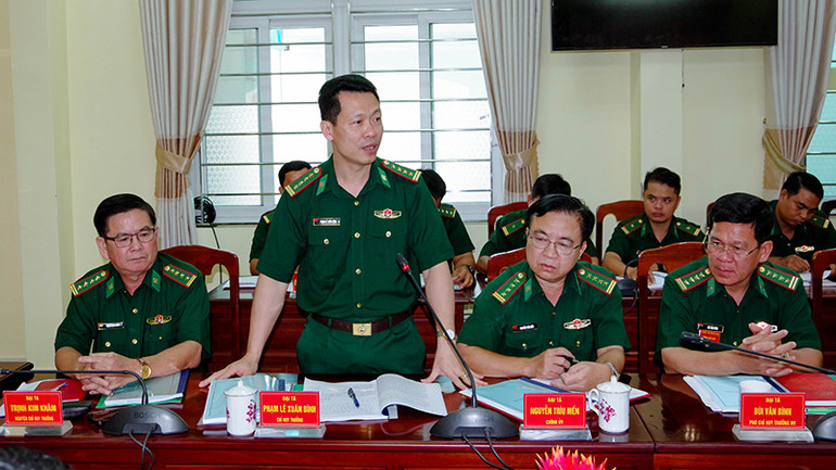 Đại tá Phạm Lê Xuân Bình phát biểu nhận nhiệm vụ mới tại hội nghị.