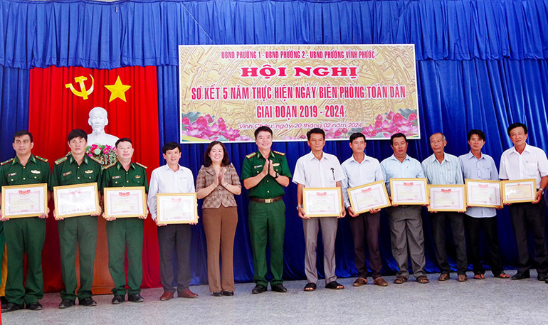 Khen thưởng tập thể và cá nhân có thành tích xuất sắc trong hoạt động Ngày biên phòng toàn dân.