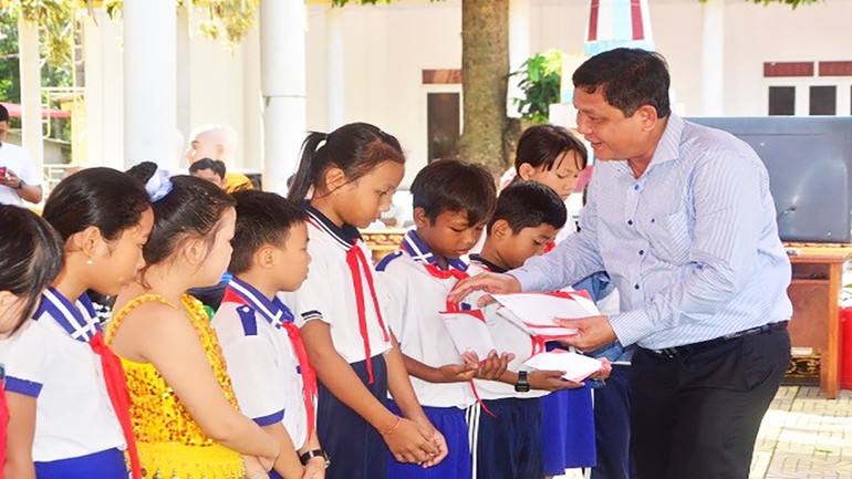 Chủ tịch Ủy ban Mặt trận Tổ quốc Việt Nam tỉnh Sóc Trăng Dương Sà Kha tặng học bổng cho học sinh dân tộc thiểu số vượt khó học giỏi.