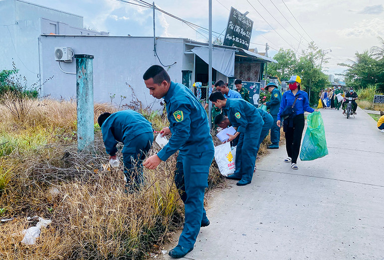 Đoàn viên thanh niên các đơn vị tiến hành phát quang, dọn vệ sinh thu gom rác thải tại các tuyến đường giao thông nông thôn.