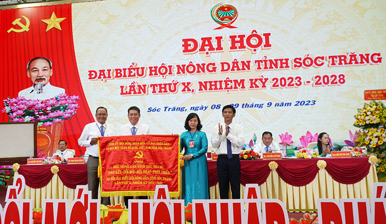 Bí thư Tỉnh uỷ Sóc Trăng Lâm Văn Mẫn tặng bức trướng cho Đại hội.