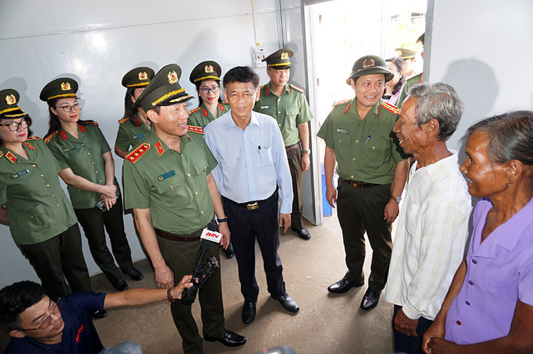 Thượng tướng Lương Tam Quang và Bí thư Tỉnh ủy Sóc Trăng Lâm Văn Mẫn gặp gỡ người dân nghèo được trao nhà.