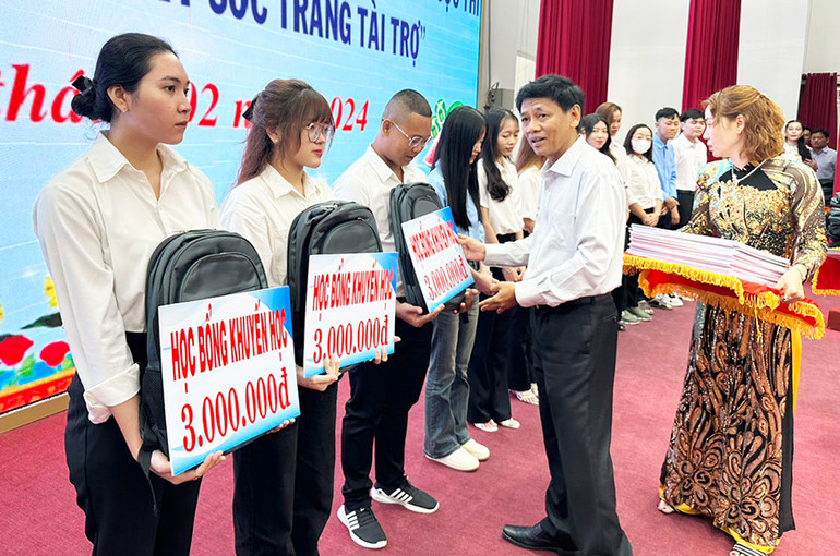 Bí thư Tỉnh ủy Sóc Trăng Lâm Văn Mẫn trao học bổng Lương Định Của cho học sinh hiếu học tiêu biểu.