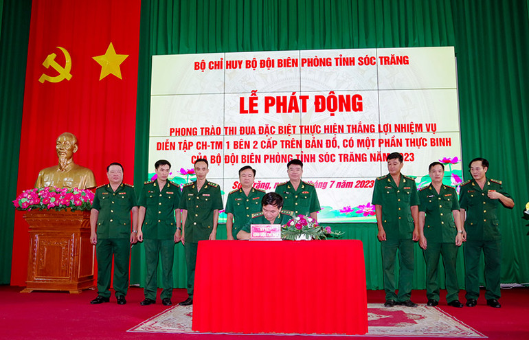 Đại diện các cơ quan, đơn vị ký kết giao ước thi đua năm 2023.