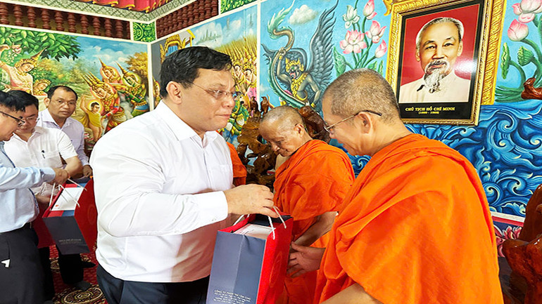 Tặng quà cho các chư tăng Khmer Sóc Trăng.