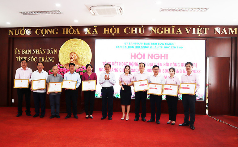 Khen thưởng các đơn vị đạt thành tích xuất sắc công tác chính sách tín dụng năm 2023.