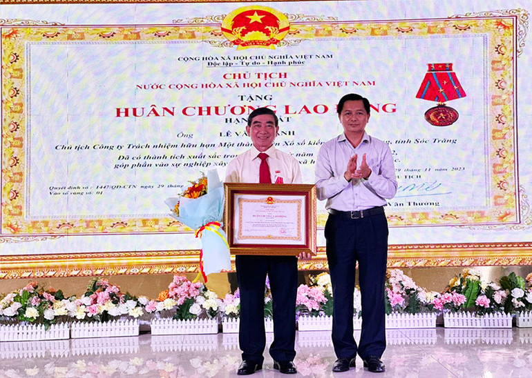 Thừa ủy nhiệm của Chủ tịch nước, Chủ tịch Ủy ban nhân dân tỉnh Sóc Trăng Trần Văn Lâu trao Huân chương Lao động hạng Nhất cho nguyên Chủ tịch Công ty Công ty xổ số kiến thiết Sóc Trăng Lê Văn Khanh.