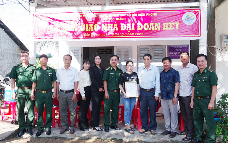 Bàn giao nhà Đại đoàn kết cho gia đình bà Trần Thị Huông, ấp chợ, xã Trung Bình, huyện Trần Đề.