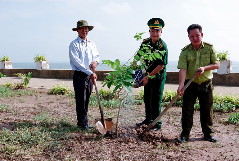 Các đơn vị tham gia trồng cây tại khuôn viên Trạm kiểm soát Biên phòng Định An.