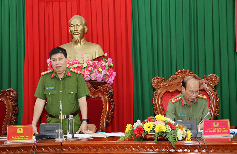 Đại tá Phan Văn Ứng - Phó Giám đốc Công an tỉnh Sóc Trăng phát biểu tại Hội nghị.