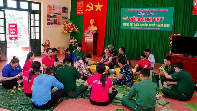 Hội thi gói bánh tét để trao tặng cho đồng bào Khmer nghèo trên địa bàn.