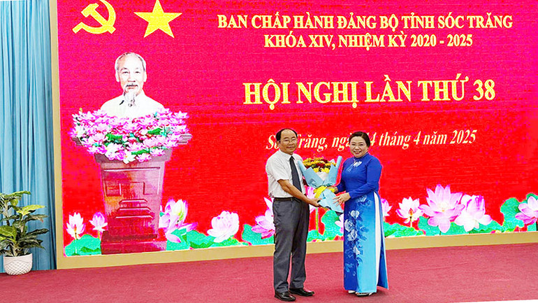 Phó Bí thư Thường trực Tỉnh ủy Sóc Trăng Hồ Thị Cẩm Đào tặng hoa chúc mừng đồng chí Nguyễn Văn Bốn