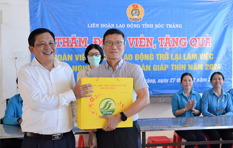 Tặng quà cho đại diện Công ty Mediprotek Vina.