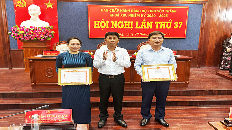 Tặng Bằng khen cho 2 Đảng bộ hoàn thành xuất sắc nhiệm vụ tiêu biểu năm 2024.