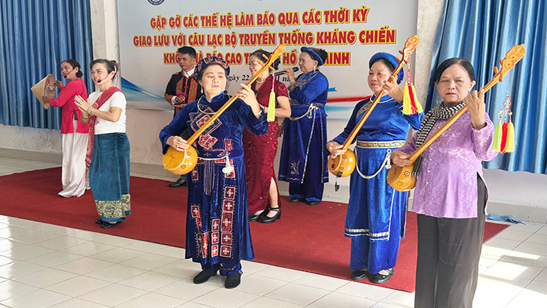 Đội văn nghệ của Câu lạc bộ Truyền thống kháng chiến khối nhà báo cao tuổi Thành phố Hồ Chí Minh trình diễn nhiều tiết mục dân ca.