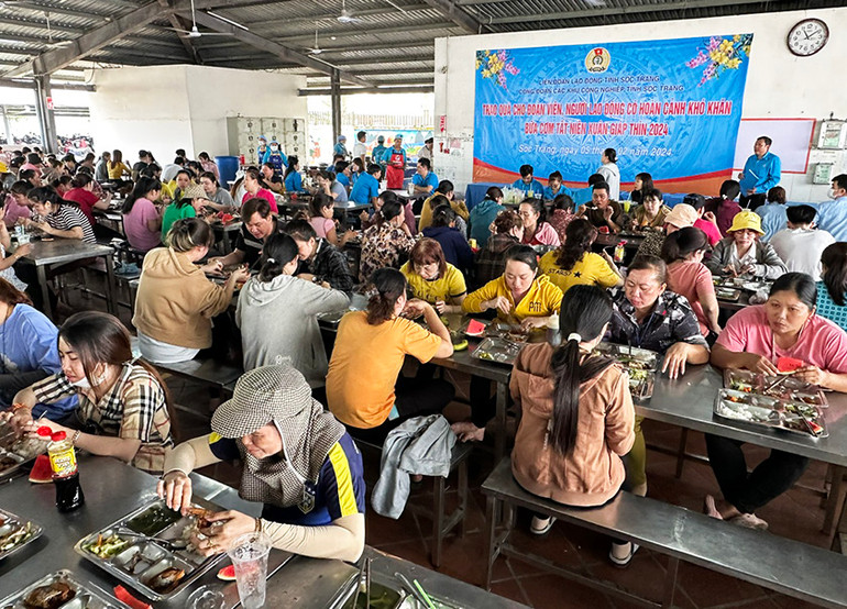 Tổ chức bữa cơm tất niên cho công nhân.