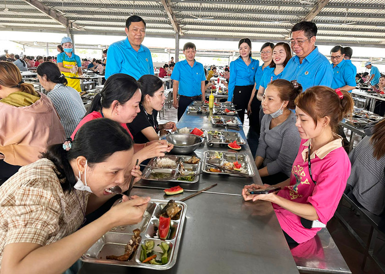Lãnh đạo Công đoàn Sóc Trăng thăm hỏi công nhân tại bữa cơm tất niên.